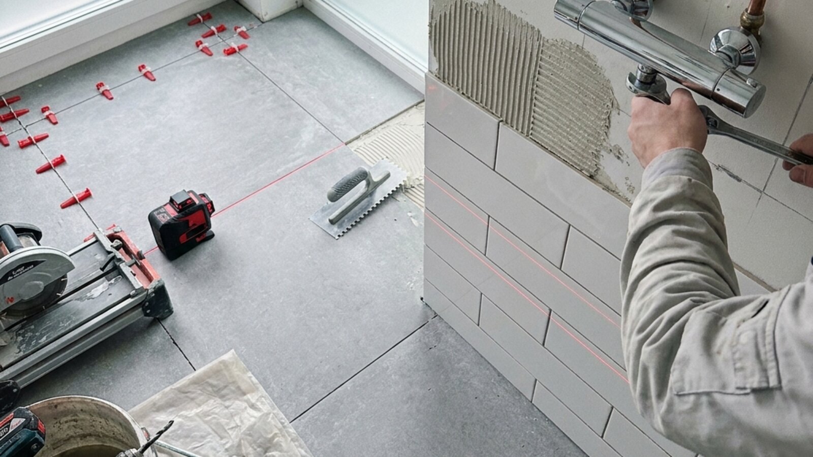 Plaatija paigaldab 60x60 portselaanplaati ja seinaplaati Pirita 5 m² vannitoa renoveerimisel