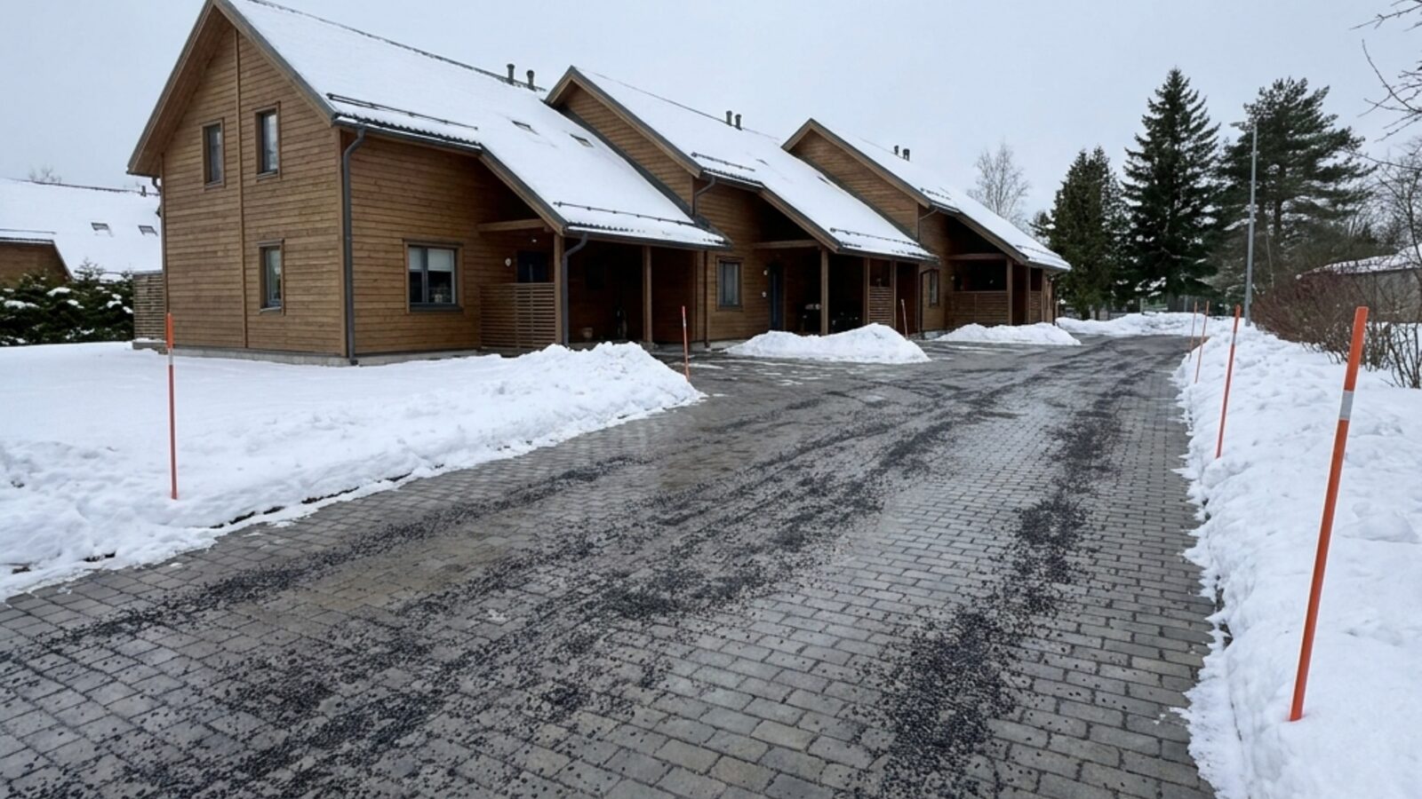 Illustreeriv vaade talvise hoovi lumekoristusele ja avatud käigurajale