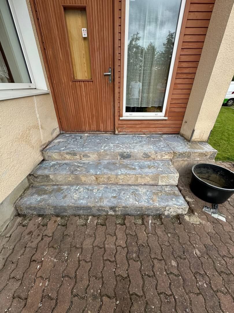 Enne tööde algust: vana kulunud kivitrepp eramaja sissepääsu ees