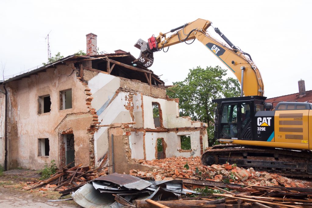 Free image/jpeg Resolution: 4752x3168, File size: 2.58Mb, Demolition of an emergency building by an excavator