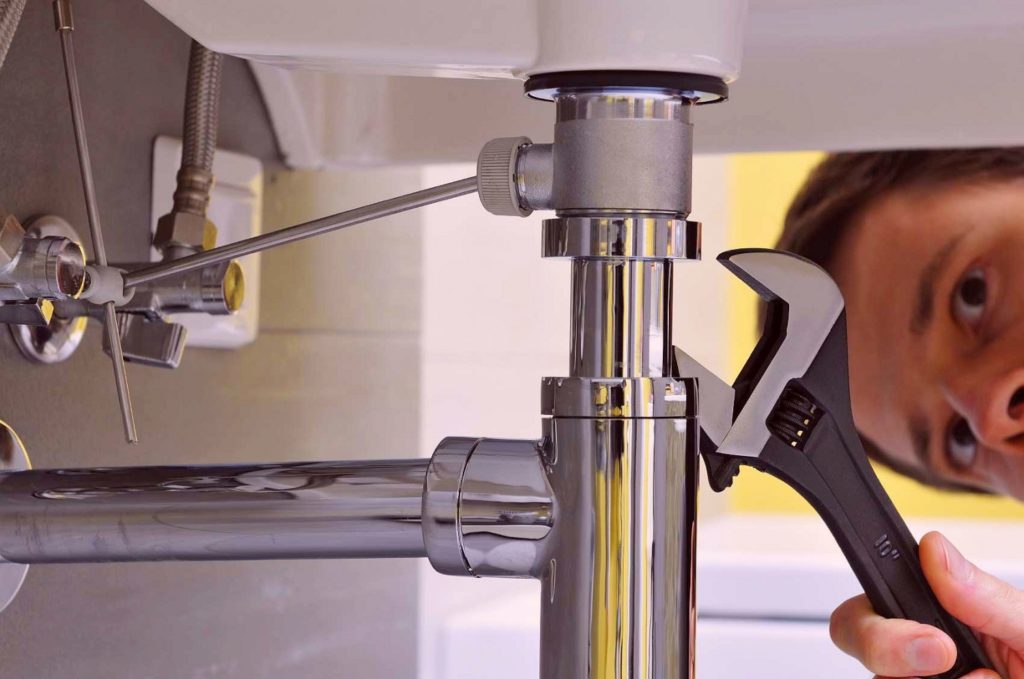 Вызвать сантехника для устранения протечки