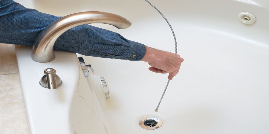 устранение засора в ванной