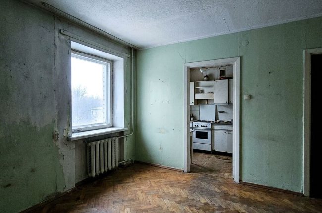 hruštšovka remont tallinn – tühi elutuba madala lae ja vana põrandaga