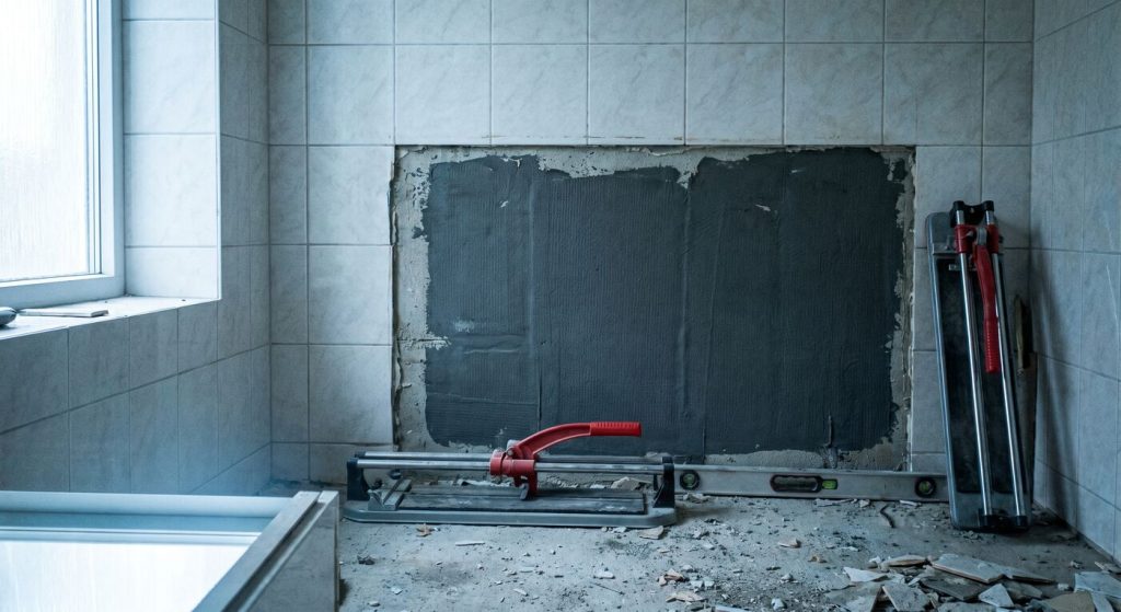 Hüdroisolatsioon enne plaatimist Tallinnas – nähtav veekindluse kiht