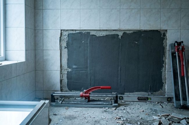 Hüdroisolatsioon enne plaatimist Tallinnas – nähtav veekindluse kiht