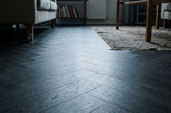 Vinüülpõranda paigaldus Tallinnas – uus SPC kalasaba põrand elutoas