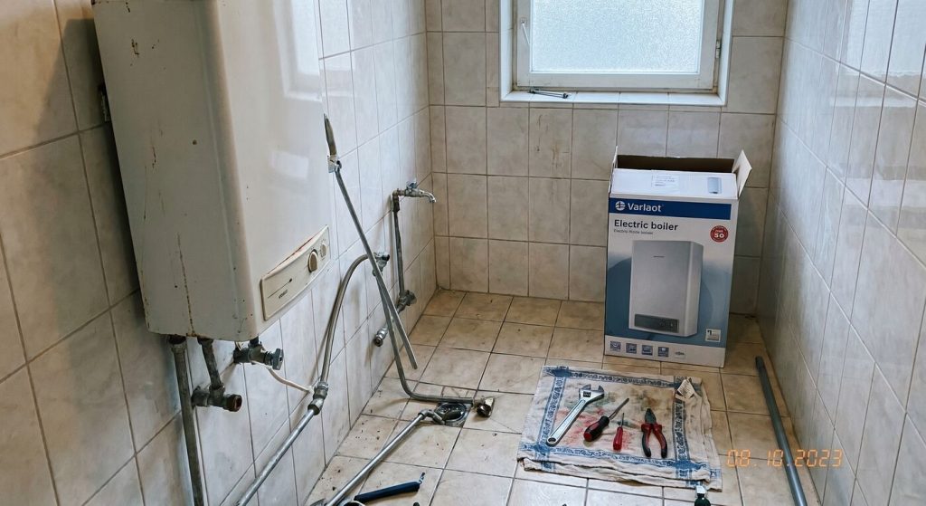 Boileri vahetus Tallinnas – vana ja uus boiler tööriistadega