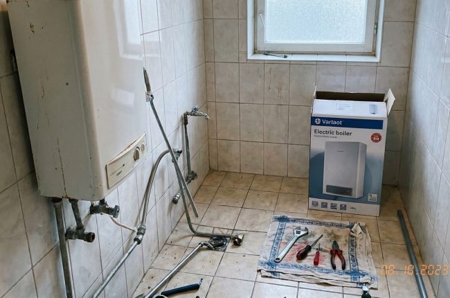 Boileri vahetus Tallinnas – vana ja uus boiler tööriistadega