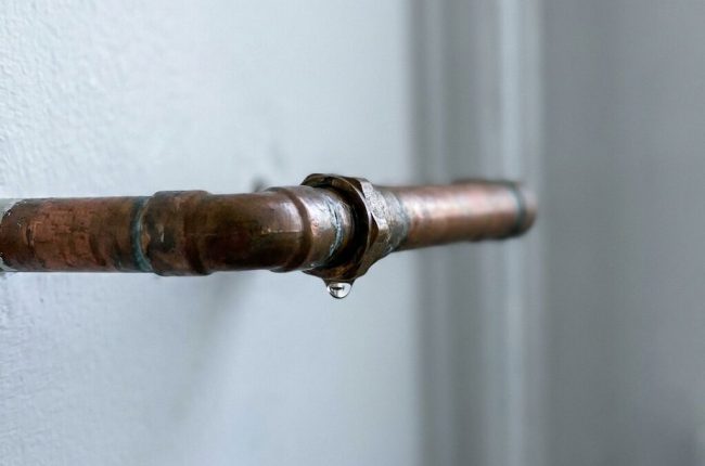 устранение протечки воды таллинн — капающая вода из трубы в ванной