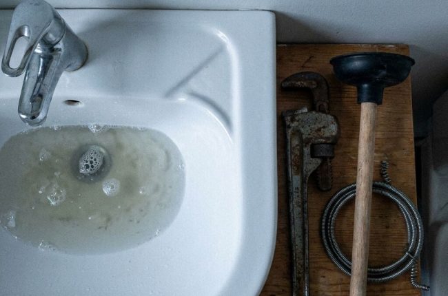 ummistuste likvideerimine tallinnas – tööriistad valamu ummistuse avamiseks