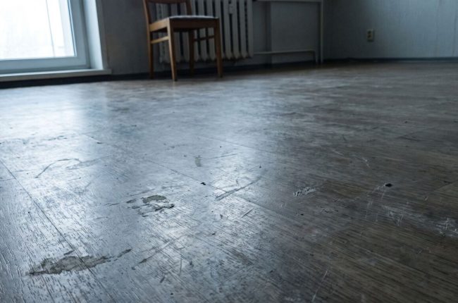 Kulunud laminaatpõrand Tallinna korteris enne vahetust