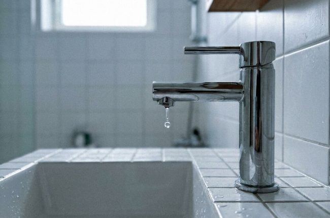Santehnilised tööd – lekkiv segisti vannitoas